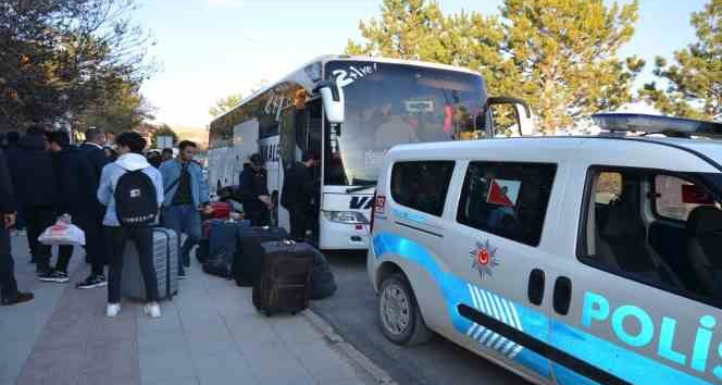 Otobüs arızalanınca yolcular yolda kaldı