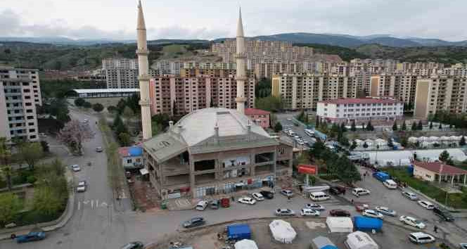 Cami hasar aldı, 3 şerefeli 46 metrelik minareler sağlam kaldı