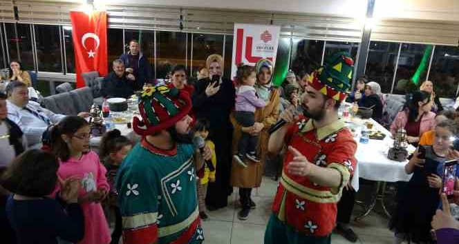 İftar yemeğinde bir araya geldiler, Hacivat-Karagöz oyununu izlediler