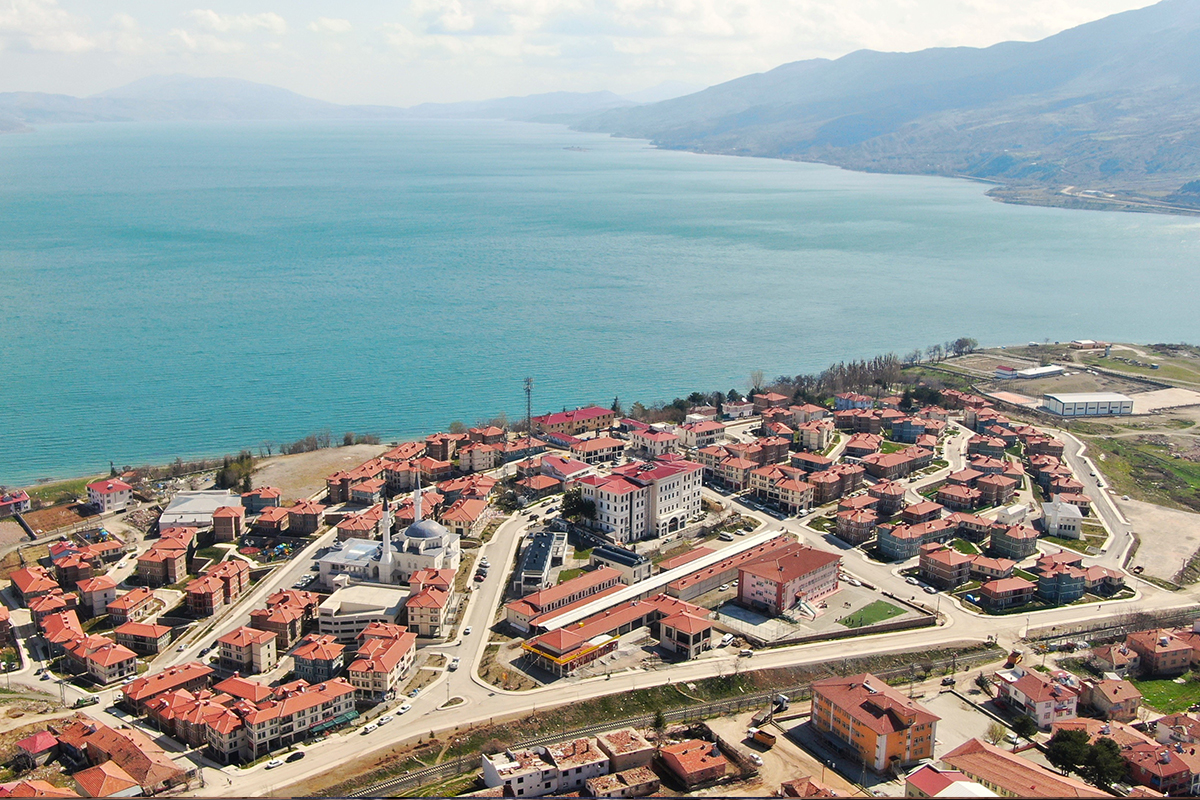 Depremin merkez üssünde göl manzaralı TOKİ konutları dikkat çekiyor