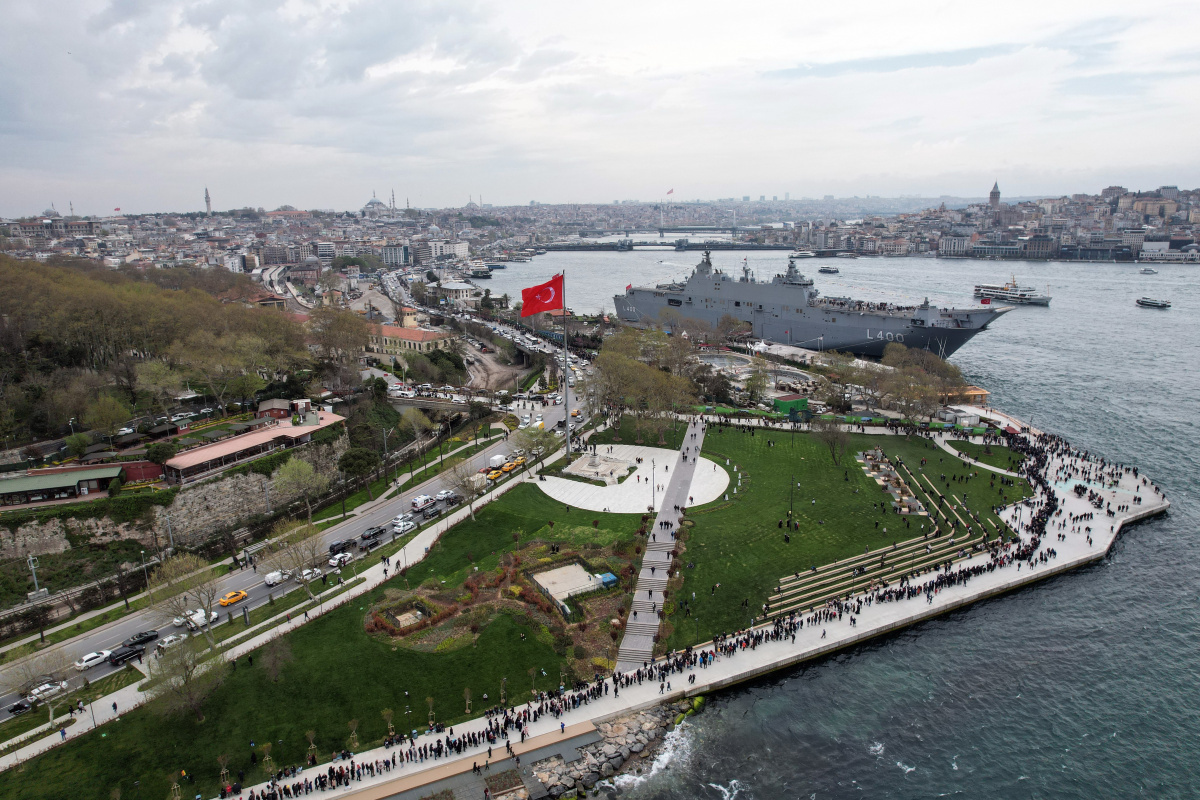 TCG Anadolu gemisini görmek isteyen vatandaşlar 2 km kuyruk oluşturdu