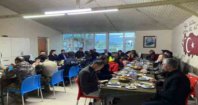 Kağızman’da polis ve depremzede aileler iftarda buluştu