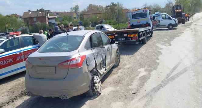 Tali yoldan çıkan araç kazaya neden oldu: 2 yaralı