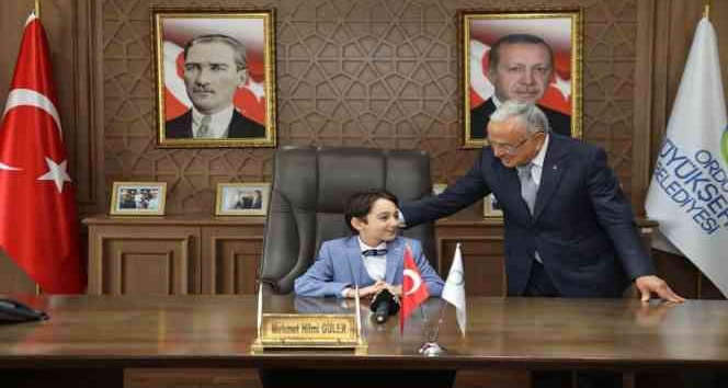 Başkan Güler, koltuğunu minik depremzede Kağan’a teslim etti