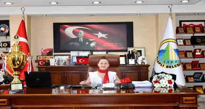 Belediye Başkanı koltuğunu 23 Nisan dolayısıyla öğrenciye devretti