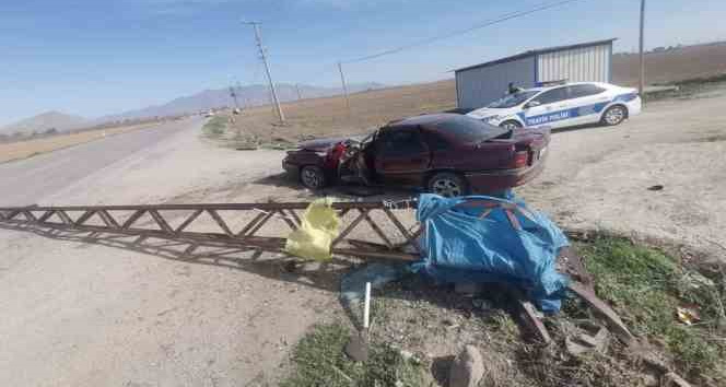 Karaman’da kontrolden çıkan otomobil elektrik direğine çarptı: 1 yaralı