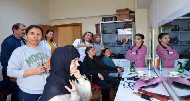 Kursiyerler yaptıkları saç bakımıyla öğrencileri sevindirdi