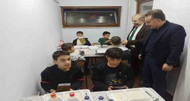 Kaymakam Odabaş, Ağa Cami Yatılı Hafızlık Kuran Kursu öğrencileriyle iftarda buluştu