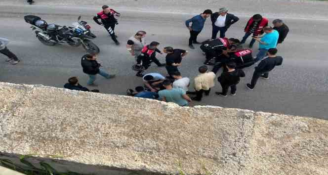 Duvara çarpan motosikletteki 2 polis memuru köprüden düştü