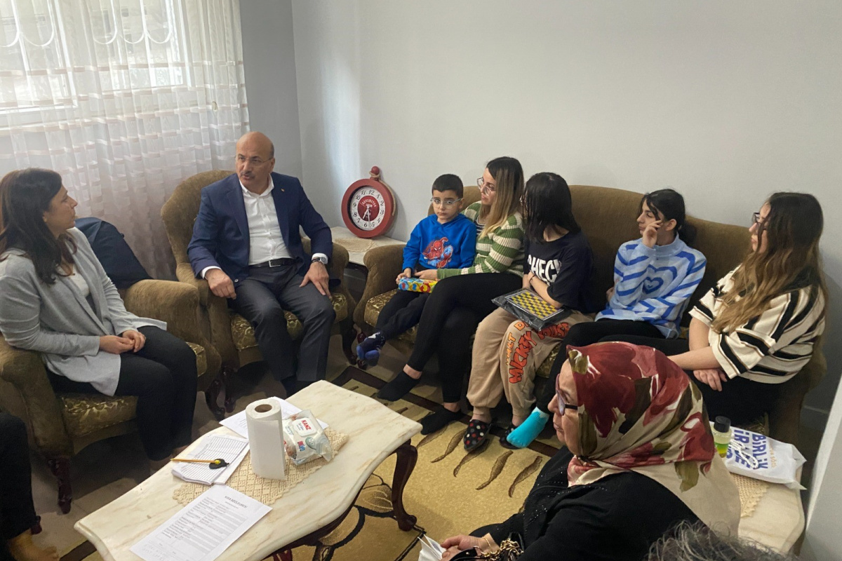 AK Parti Milletvekili Adayı Orhan Narin’den depremzede aileye ziyaret