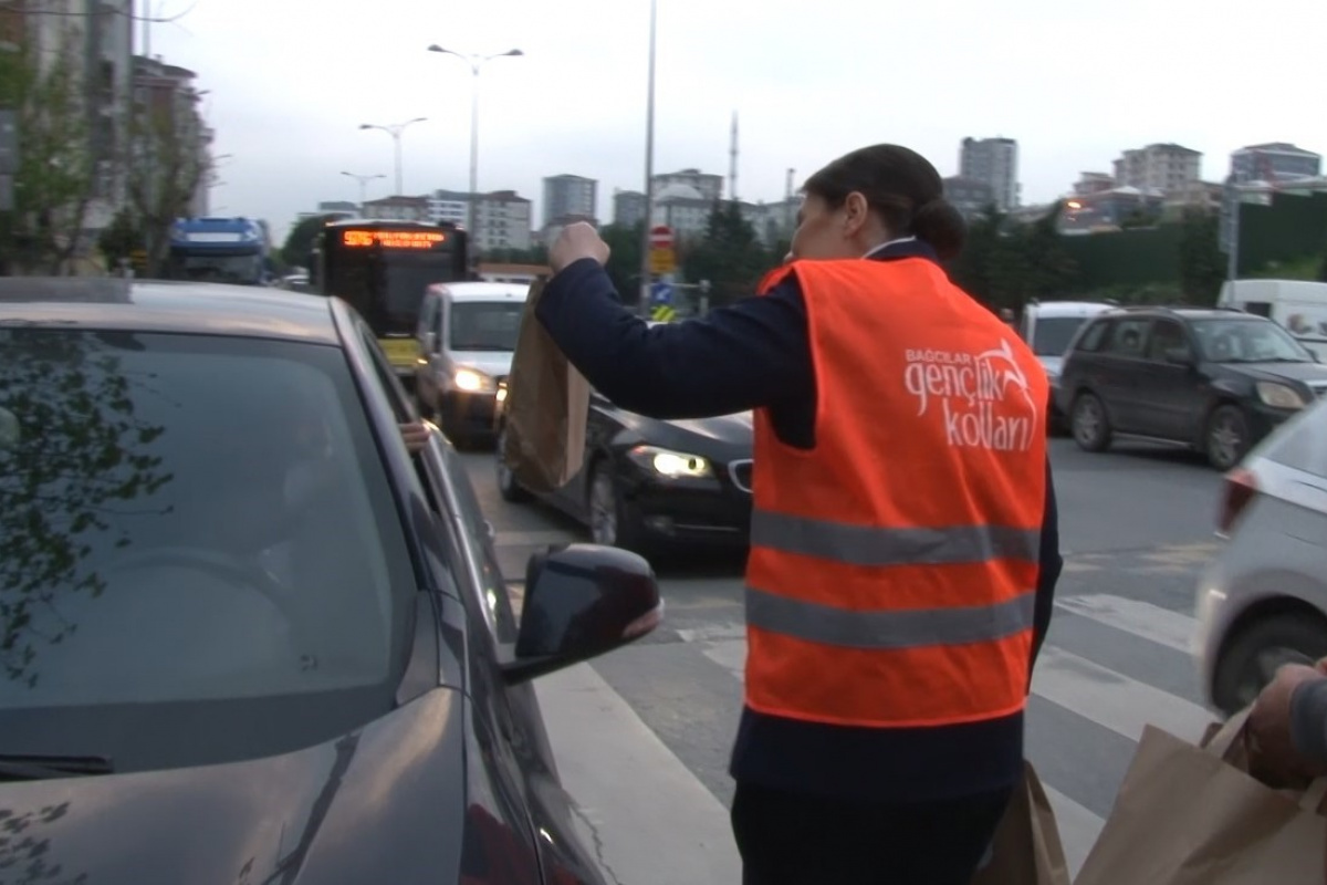 AK Partili milletvekili adayı Bağcılar’da trafikte vatandaşlara iftarlık dağıttı