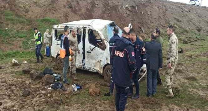 Sağlık personelini taşıyan minibüs şarampole yuvarlandı: 13 yaralı