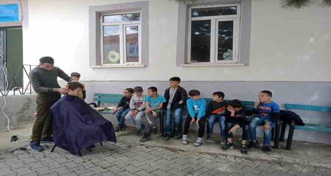 Köy okulu öğrencilerine ücretsiz bayram tıraşı