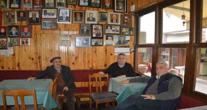 Bu kahvehanede vefat eden müdavimler fotoğraf çerçevesinde yaşatılıyor
