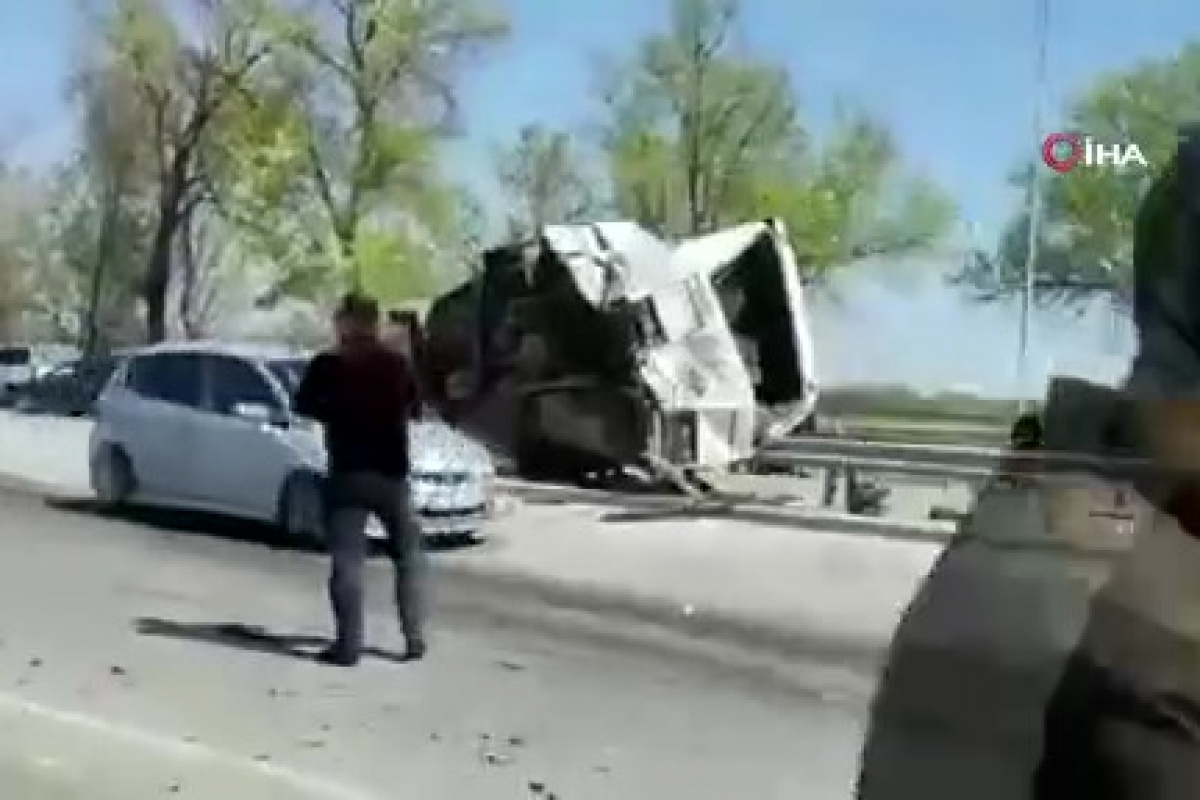 Kırgızistan&#039;da minibüs okul servisine çarptı: 18 yaralı