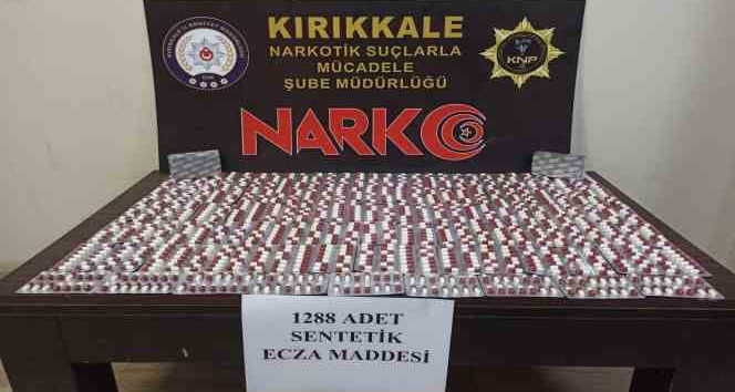 Otobüste seyahat eden yolcunun çantasında yüzlerce uyuşturucu hap çıktı