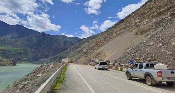 Heyelan nedeniyle kapanan Artvin-Erzurum karayolu 2 gün sonra ulaşıma açıldı