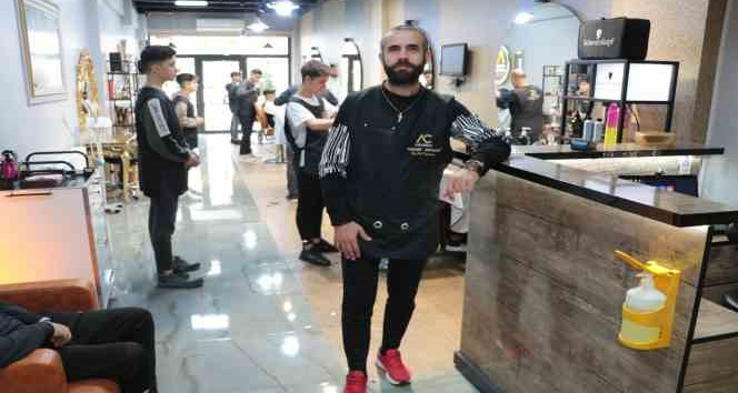 Enkazdan kurtulan berber çalışmaya başladı