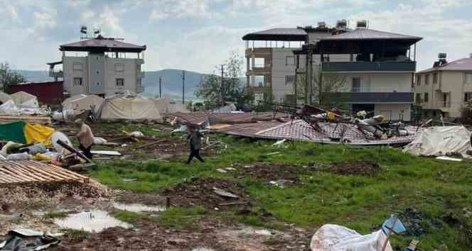 Kahramanmaraş Pazarcık’ta fırtına çatıları uçurdu: 4 yaralı