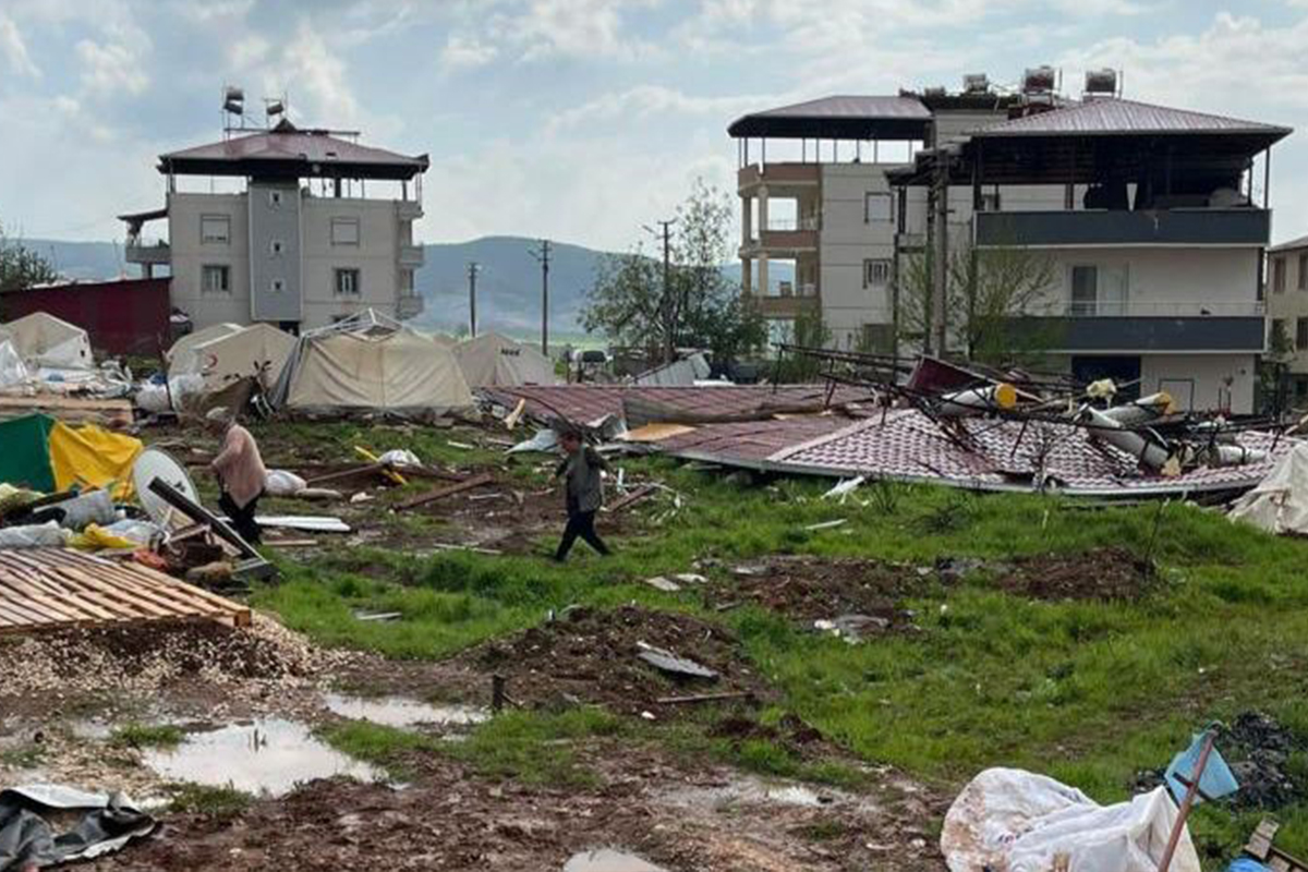 Kahramanmaraş Pazarcık&#039;ta fırtına çatıları uçurdu: 4 yaralı