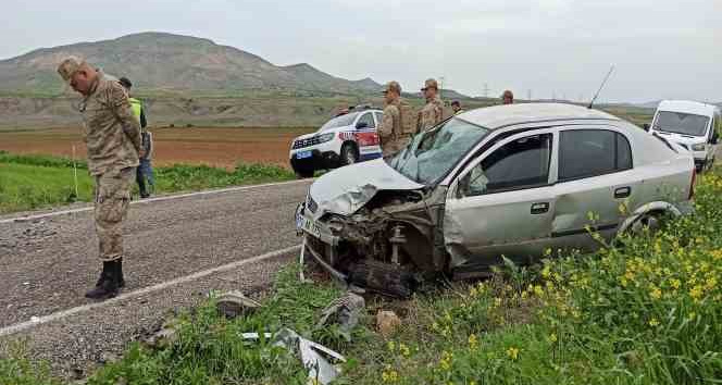 Gercüş’te iki otomobil kafa kafaya çarpıştı: 6 yaralı