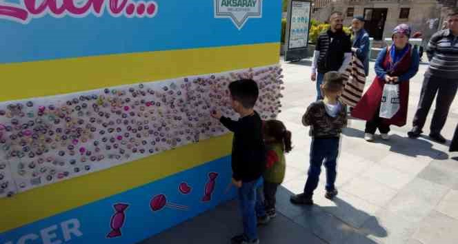 Aksaray Belediyesi’nden çocuklara bayrak şekeri standı