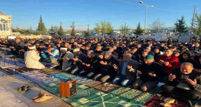 Deprem bölgesi Adıyaman’da bayram namazında eller semaya kalktı