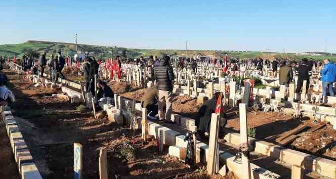 Bayram sabahı mezarlıklara akın edildi