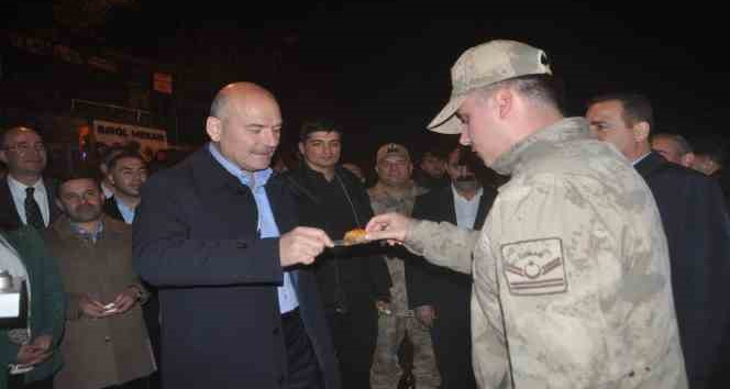Bakan Soylu, Yeni Köprü’de asker ve vatandaşlara baklava ikram etti