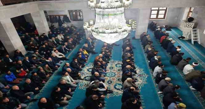 Kars’ta bayram namazında camiler doldu taştı