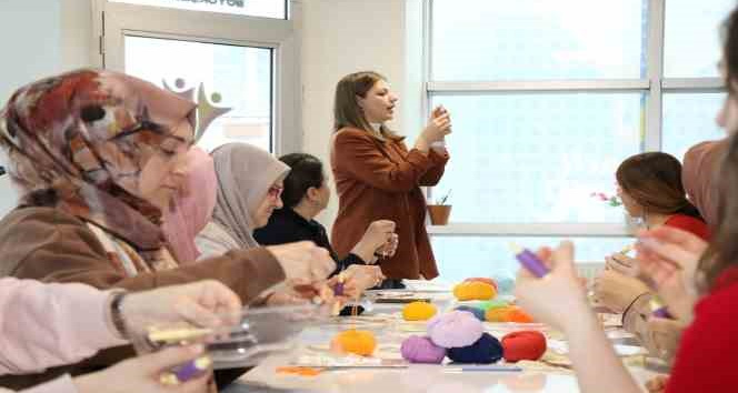 Hem nakış öğreniyor hem de streslerini atıyorlar