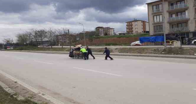 Yol uygulaması yapan polis kağıt toplayıcısı yaşlı adamın yardımına koştu