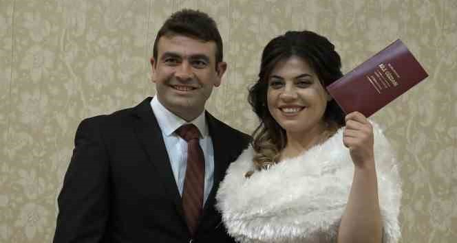Depremzede çift, çifte bayram yaşıyor