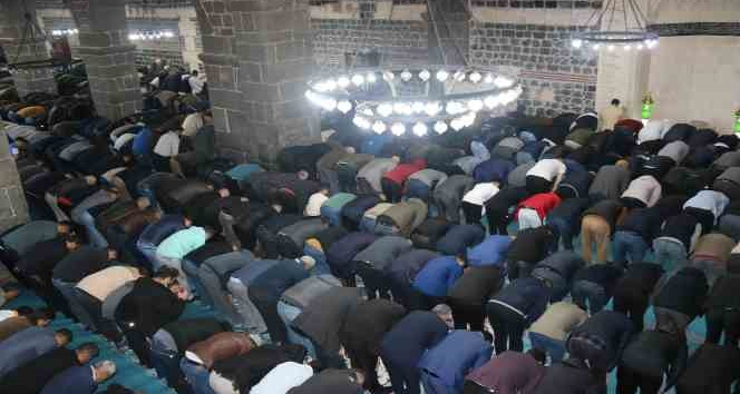 Diyarbakır’da yüzlerce vatandaş bayram namazı için tarihi Ulu Cami’ye akın etti