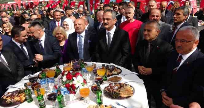Bakan Özer: “Depremin ardından tüm illerimiz toparlanmaya devam ediyor”