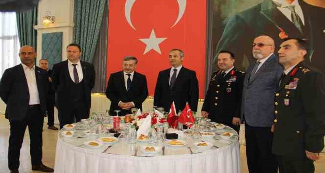 Manisa’da resmi bayramlaşma töreni düzenlendi