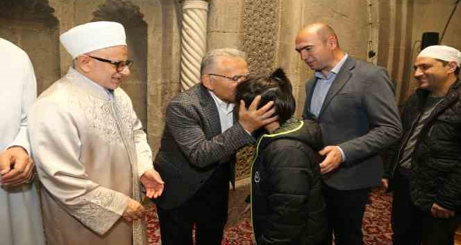 Başkan Büyükkılıç, bayram namazı sonrası vatandaşla bayramlaştı