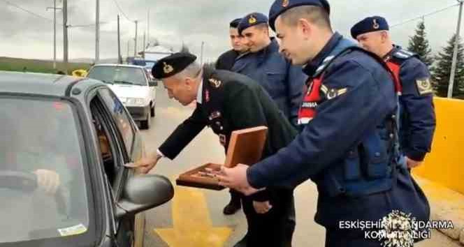 Jandarma ekipleri vatandaşlar ile trafik uygulamasında bayramlaştı