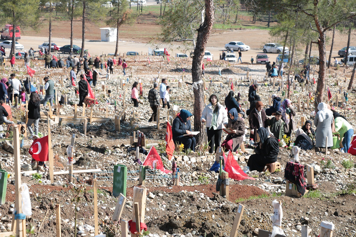 Depremin merkez üssünde mezarlıklarda duygu dolu bayram ziyareti