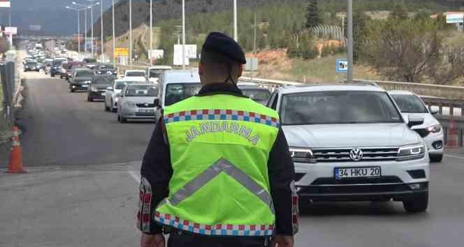 Bayramın ilk gününde de manzara yine aynı: 43 ilin geçiş güzergahında trafik yoğunluğu