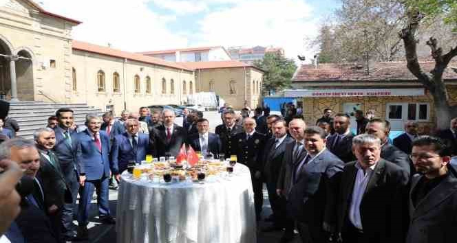 Niğde’de protokol vatandaşla bayramlaştı