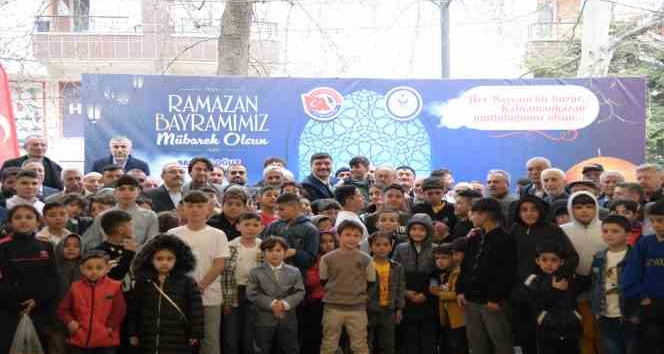 Şekerler ve harçlıklar Kahramankazan Belediye Başkanı Serhat Oğuz’dan