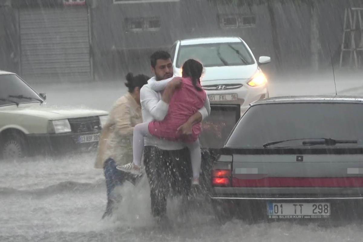 Adana’da sağanak ve dolu sele neden oldu, yollar su altında kaldı