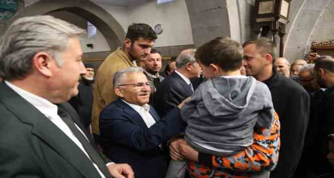 Bakan Akar ile Başkan Büyükkılıç, bayram sevincini vatandaşlarla yaşadı