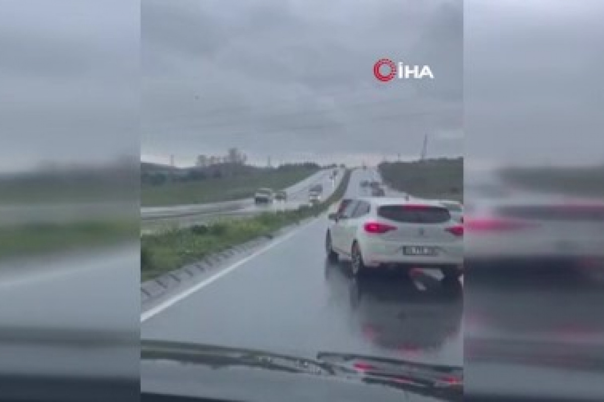 Kuzey Marmara Otoyolu’nda araçlar yağış nedeniyle sürücüler kontak kapattı
