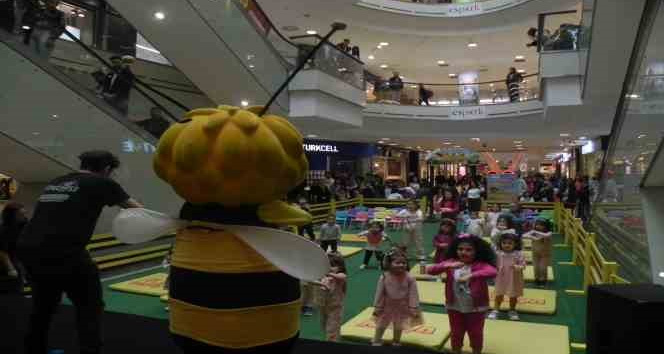 Aileler bayramda alışveriş merkezi ve lunaparkın yolunu tuttu