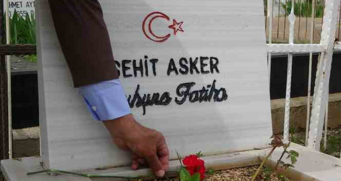 Şehitler bayramda unutulmadı, kabirlerine karanfil bırakıldı