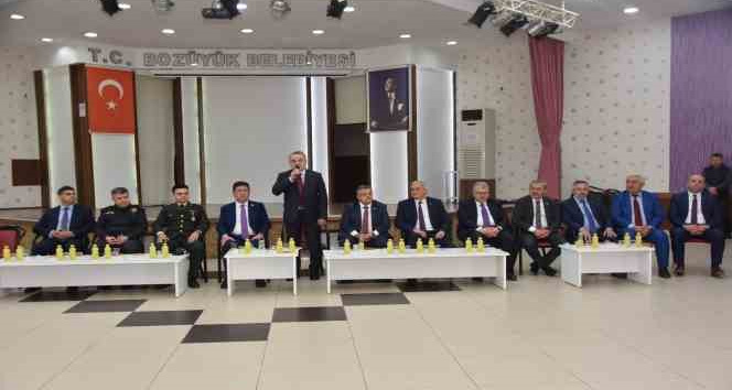 Bozüyük’te protokol ve vatandaşlar düzenlenen törenle bayramlaştı