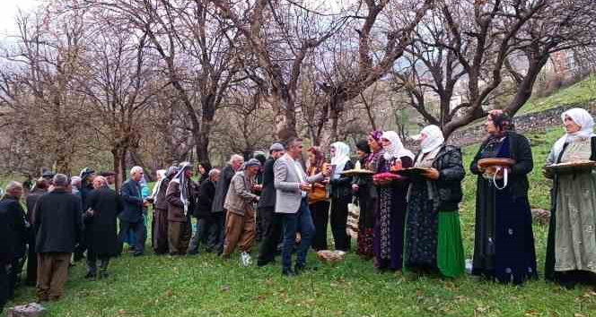Beytüşşebap’ta kadınların mezarlık geleneği devam ediyor