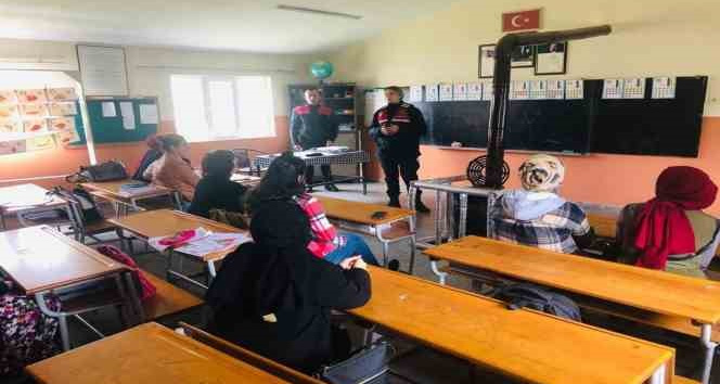 Jandarma ekipleri kadınları bilgilendirmeye devam ediyor